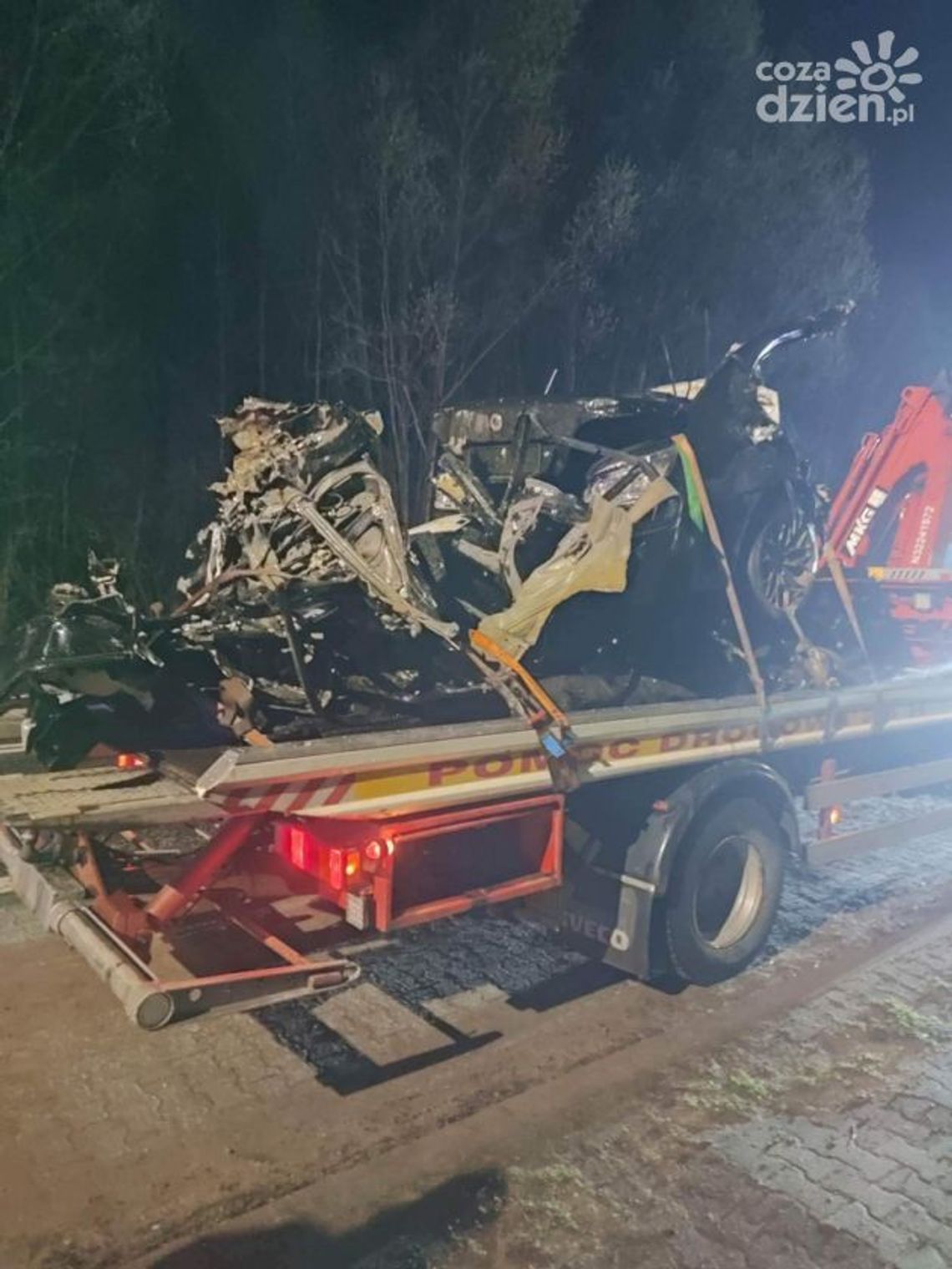 Nie milkną echa śmiertelnego wypadku w Starej Słupi. Zginęli młodzi ludzie Nie milkną echa śmiertelnego wypadku w Starej Słupi. Zginęli młodzi ludzie