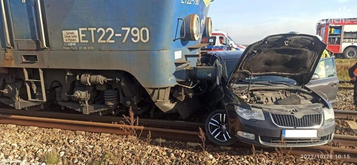 Nie zatrzymał się na STOP-ie! Wjechał pod pociąg Nie zatrzymał się na STOP-ie! Wjechał pod pociąg