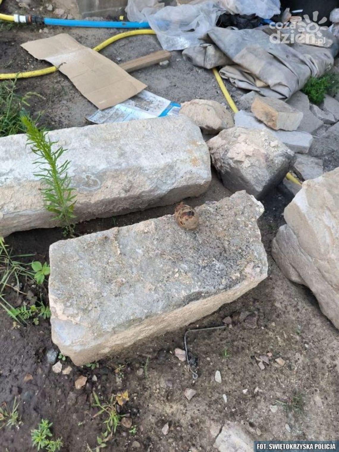 Niebezpieczne znalezisko w Ćmielowie. Granaty z II Wojny Światowej odkryte podczas prac archeologicznych Niebezpieczne znalezisko w Ćmielowie. Granaty z II Wojny Światowej odkryte podczas prac archeologicznych