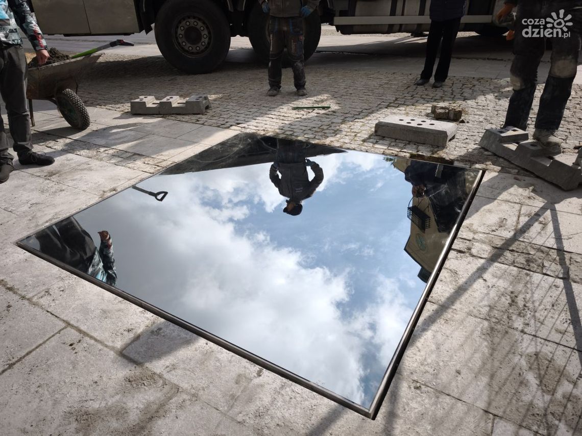 Niebo na ziemi. Przed kielecką katedrą wmurowano lustro Niebo na ziemi. Przed kielecką katedrą wmurowano lustro