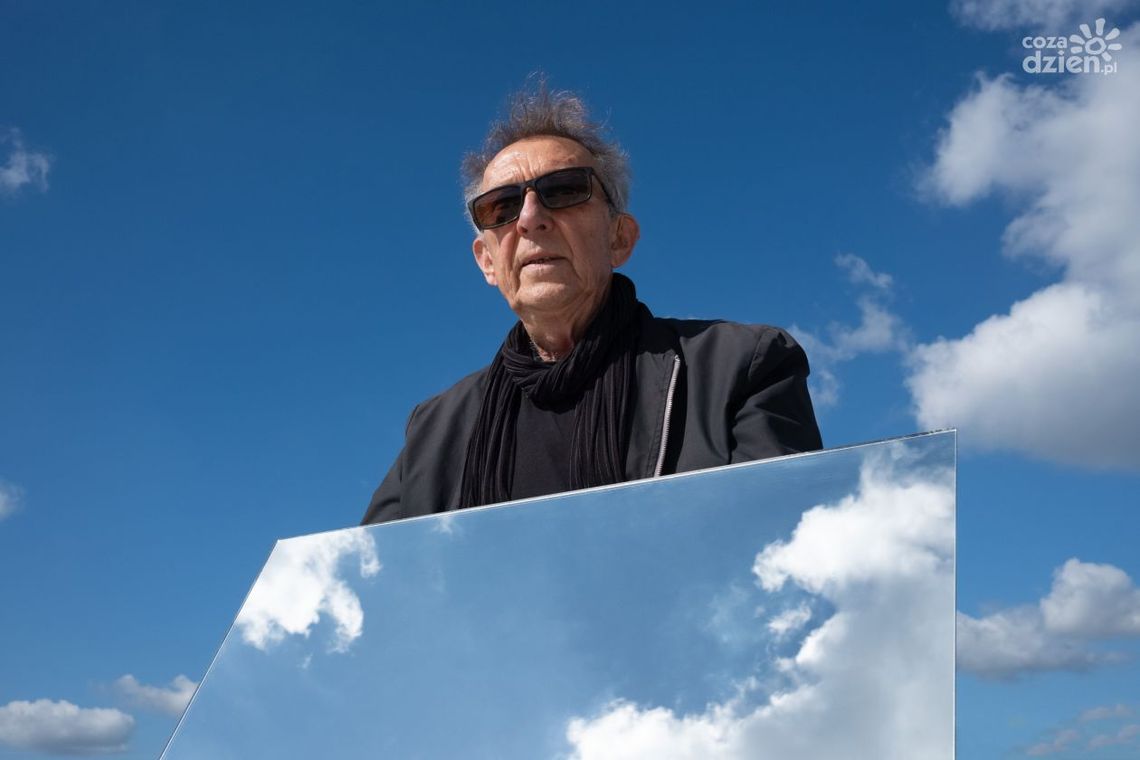 „Niebo pod stopami” – nowa instalacja Marka Cecuły w sercu Kielc