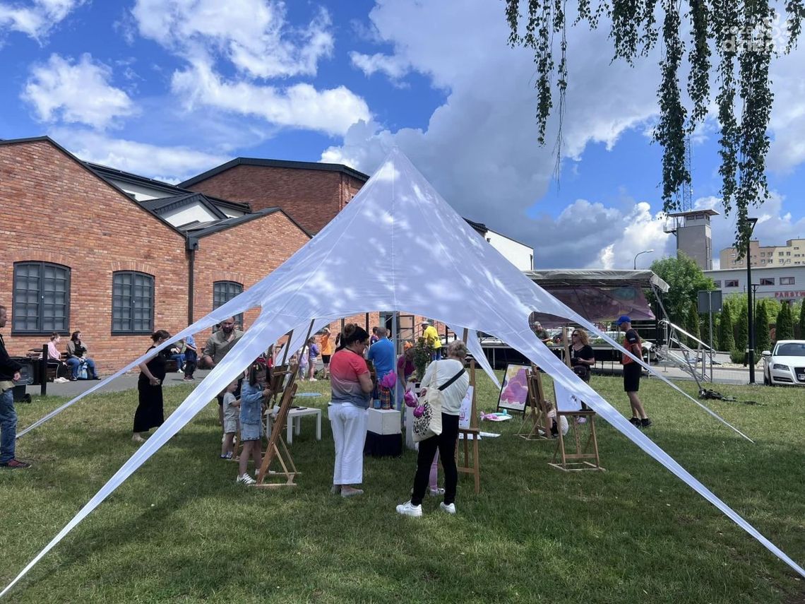 Niepewna pogoda nie odstrasza dzieci od zabawy Niepewna pogoda nie odstrasza dzieci od zabawy