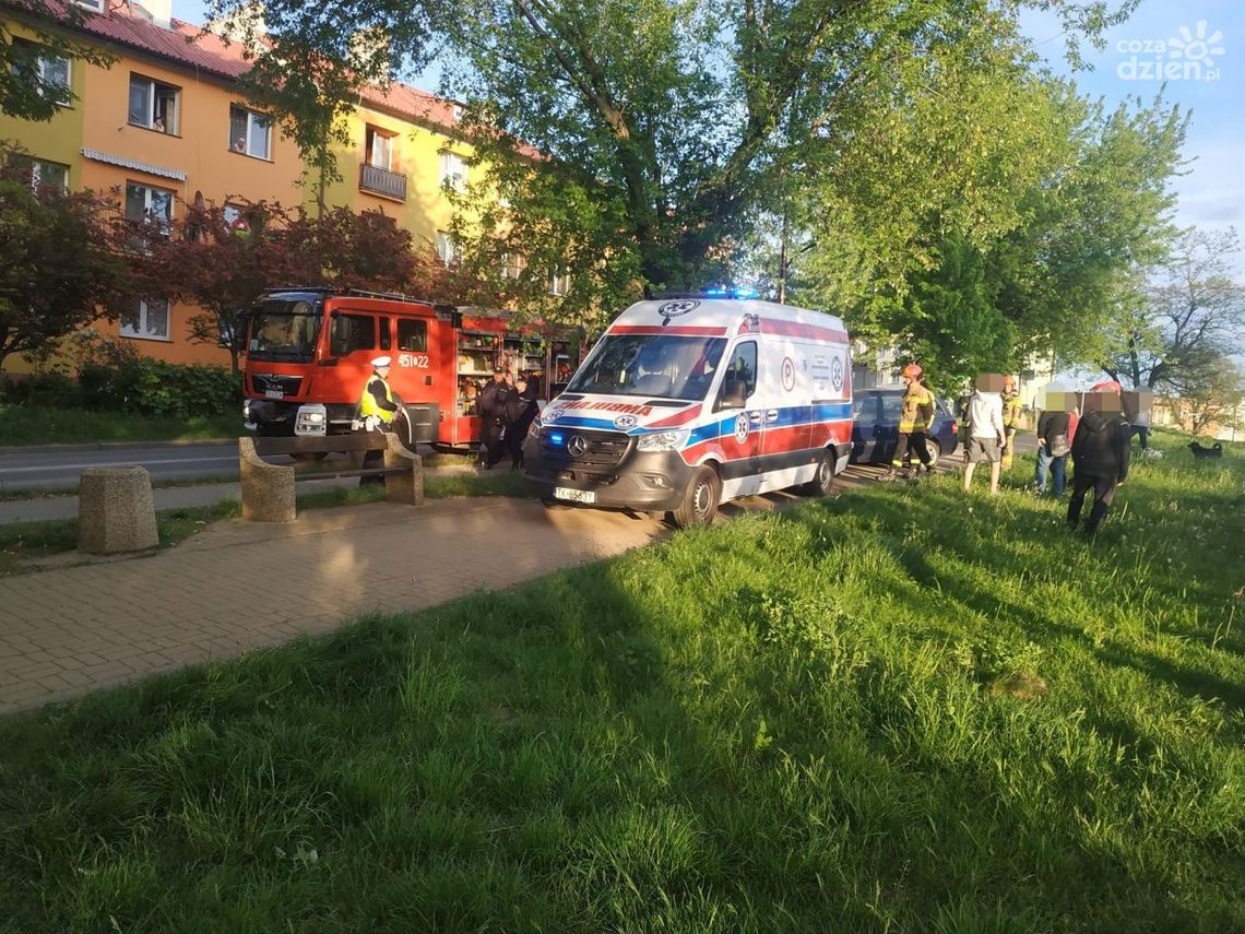 Nierozważny kierowca uderzył w drzewo Nierozważny kierowca uderzył w drzewo