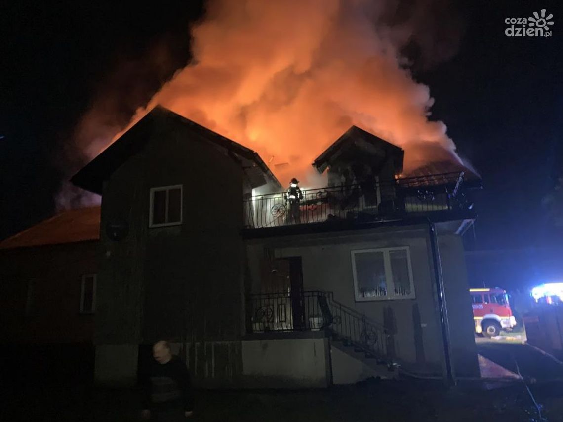 Niespokojna noc pod Staszowem. Płonęło poddasze domu jednorodzinnego. Niespokojna noc pod Staszowem. Płonęło poddasze domu jednorodzinnego.