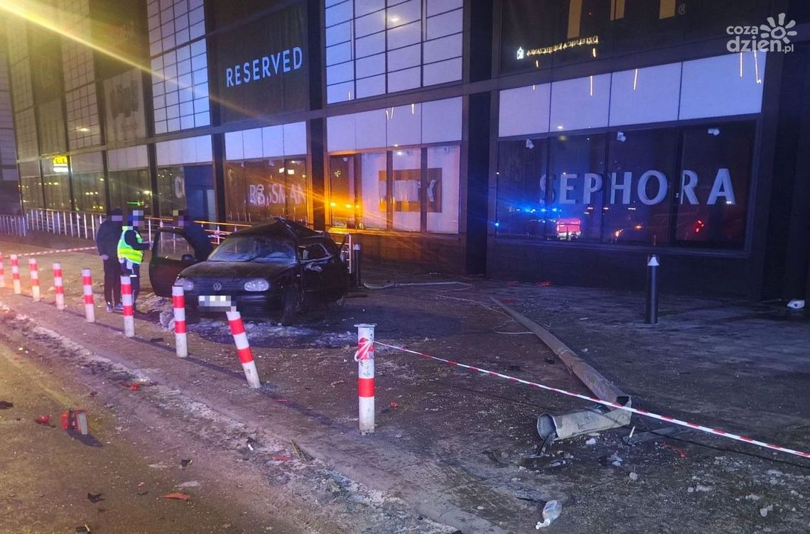 Nietrzeźwy kierowca uderzył w słup przy Galerii Echo. Trzy osoby trafiły do szpitala Nietrzeźwy kierowca uderzył w słup przy Galerii Echo. Trzy osoby trafiły do szpitala