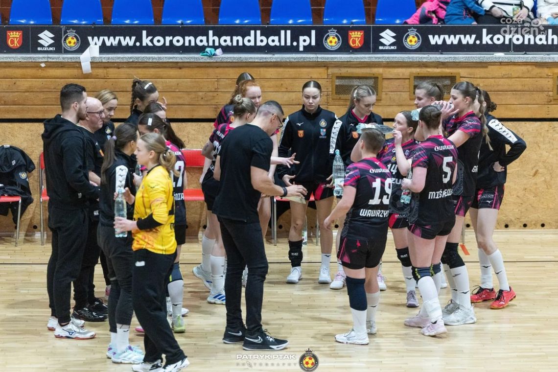 Nieudany występ we własnej hali i porażka z wiceliderkami. Suzuki Korona Handball Kielce 22:27 ELMAS-KPS APR Radom Nieudany występ we własnej hali i porażka z wiceliderkami. Suzuki Korona Handball Kielce 22:27 ELMAS-KPS APR Radom