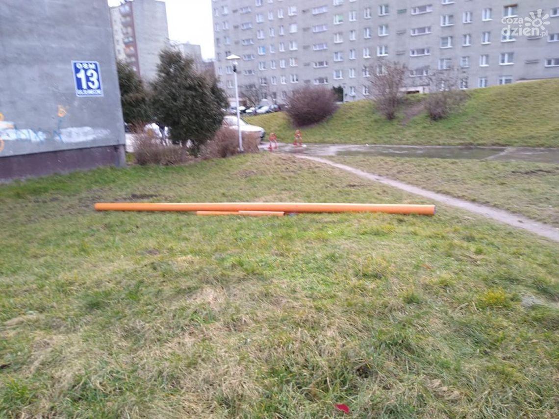 Niezabezpieczone rury w środku osiedla Niezabezpieczone rury w środku osiedla
