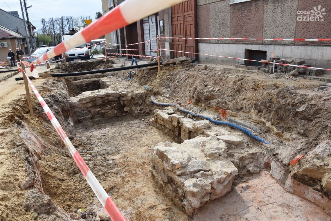 Niezwykłe odkrycie w Bodzentynie. Ujawniono fundamenty średniowiecznej Bramy Opatowskiej Niezwykłe odkrycie w Bodzentynie. Ujawniono fundamenty średniowiecznej Bramy Opatowskiej