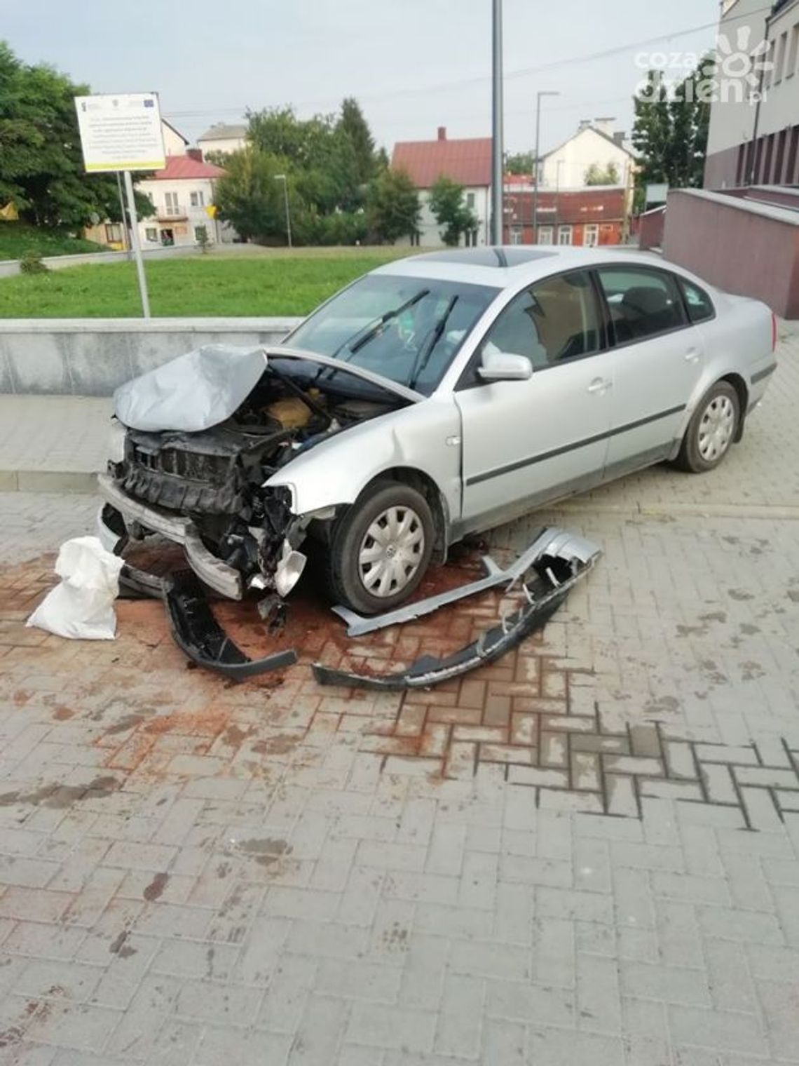 Nocna kolizja na ul. Partyzantów w Opatowie Nocna kolizja na ul. Partyzantów w Opatowie