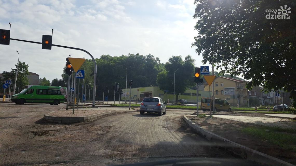 Nocne prace drogowe w Ostrowcu Nocne prace drogowe w Ostrowcu