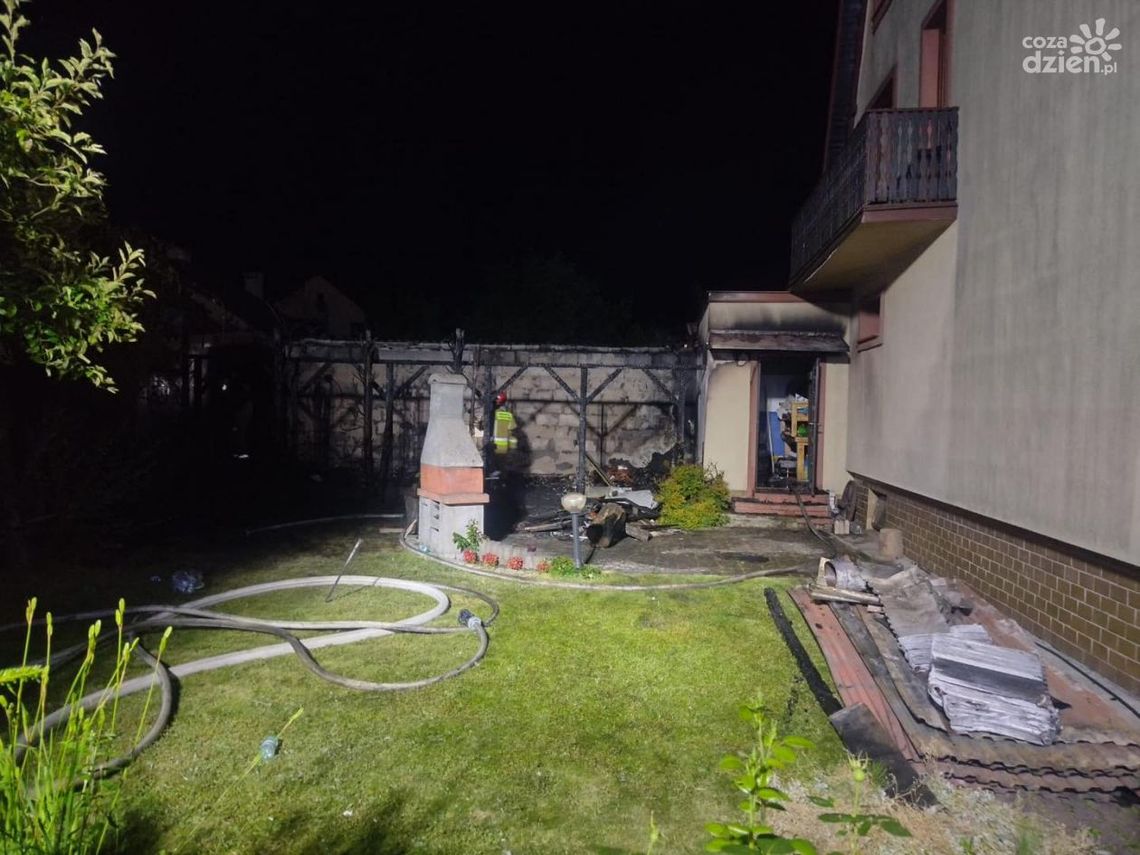 Nocny pożar w osiedlu domów jednorodzinnych Ostrowcu 