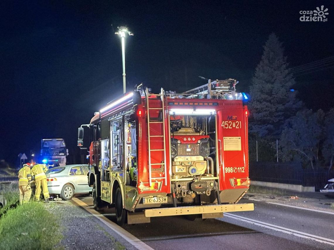 Nocny wypadek na drodze krajowej nr 9 w Rudce. Dwie osoby ranne Nocny wypadek na drodze krajowej nr 9 w Rudce. Dwie osoby ranne