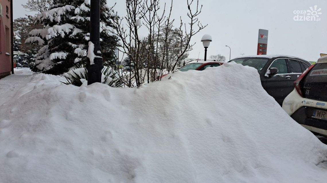 Non- stop trwa akcja odśnieżania Ostrowca Non- stop trwa akcja odśnieżania Ostrowca