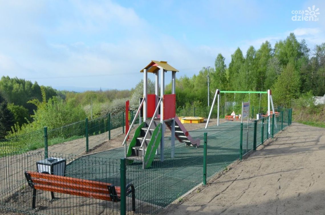Nowa nawierzchnia dla placu zabaw w Masłowie Nowa nawierzchnia dla placu zabaw w Masłowie