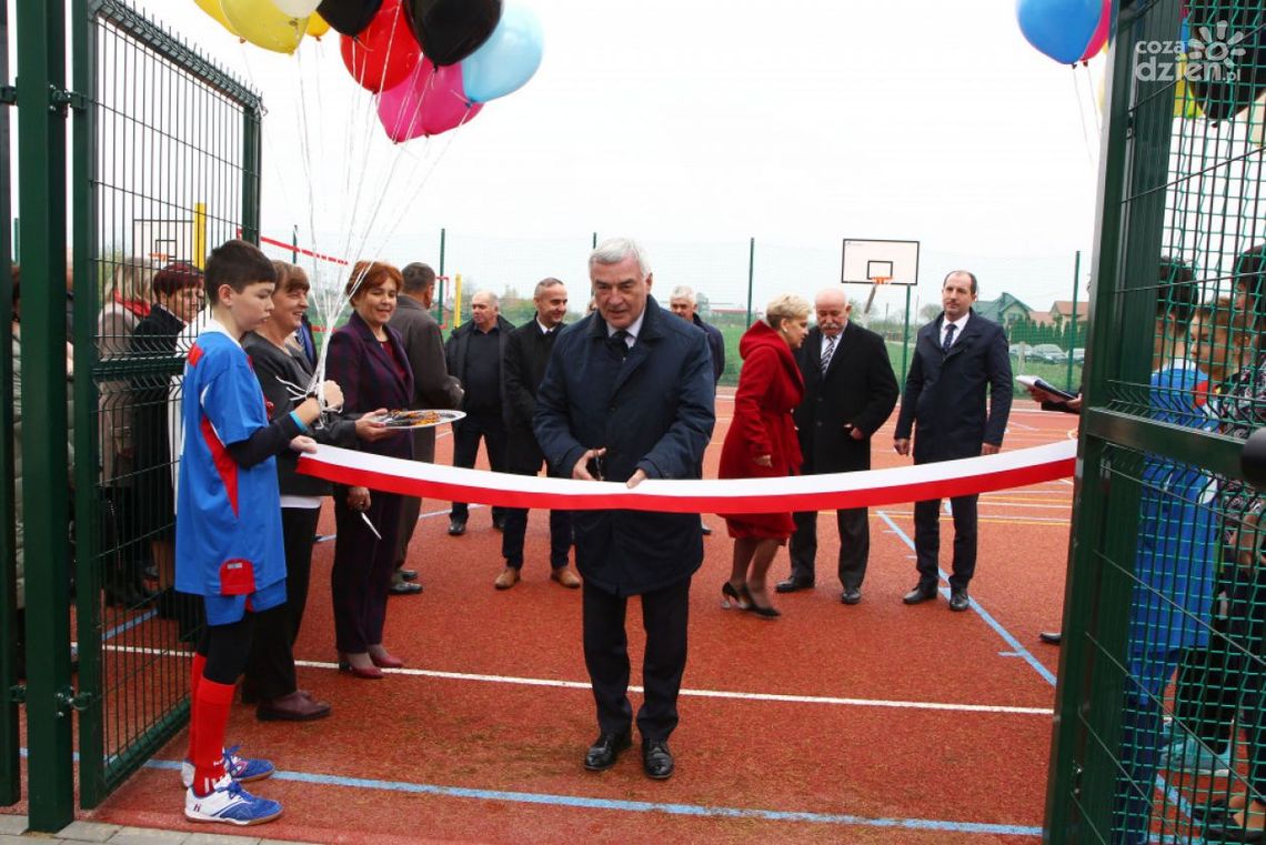 Nowe boisko i pracownia komputerowa Nowe boisko i pracownia komputerowa