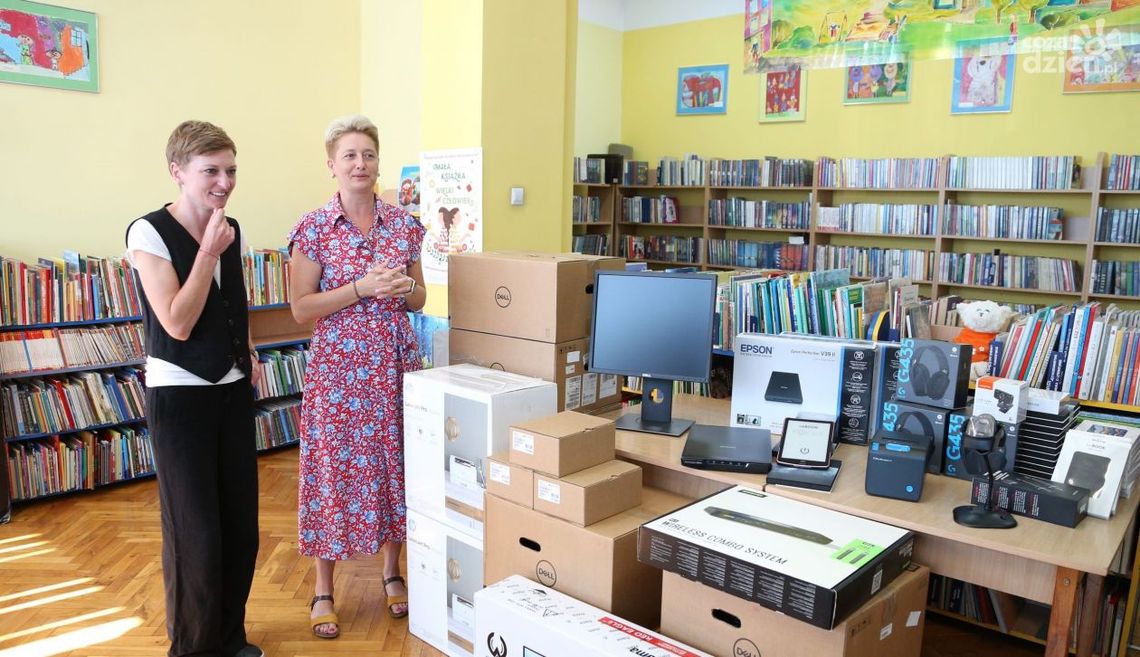 Nowe komputery i czytniki e-booków trafiły do miejskiej biblioteki