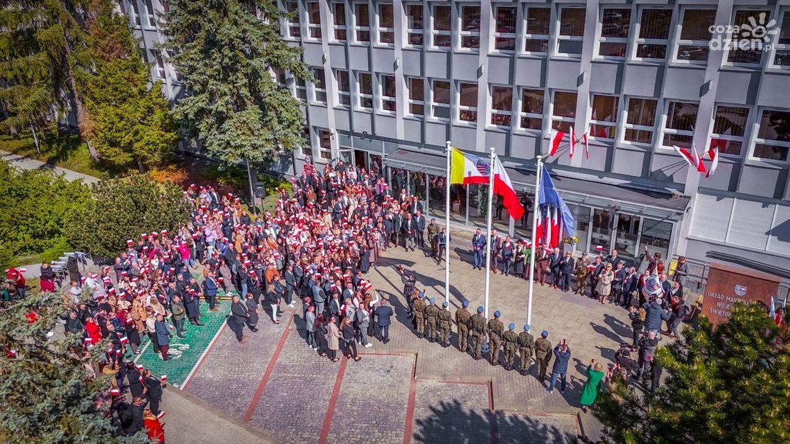 Nowe maszty flagowe przed Urzędem Marszałkowskim w Kielcach uroczyście oddane do użytku Nowe maszty flagowe przed Urzędem Marszałkowskim w Kielcach uroczyście oddane do użytku