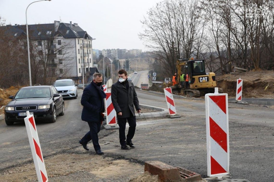 Nowe rozwiązania w ostrowieckiej siatce drogowej - trwają prace na kilku ulicach
Nowe rozwiązania w ostrowieckiej siatce drogowej - trwają prace na kilku ulicach