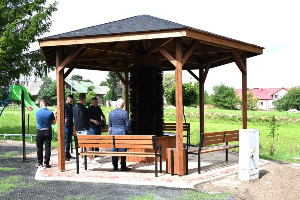 Nowe tężnie solankowe w regionie – Brzezinki i Ciekoty zyskały zdrowotne oazy