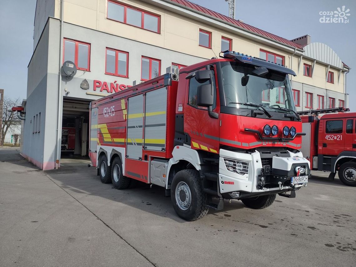 Nowoczesny wóz gaśniczy zasilił ostrowiecką straż pożarną