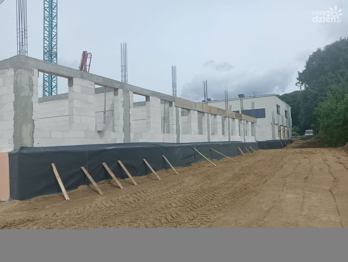 Nowy internat w Łopusznie rośnie w oczach Nowy internat w Łopusznie rośnie w oczach