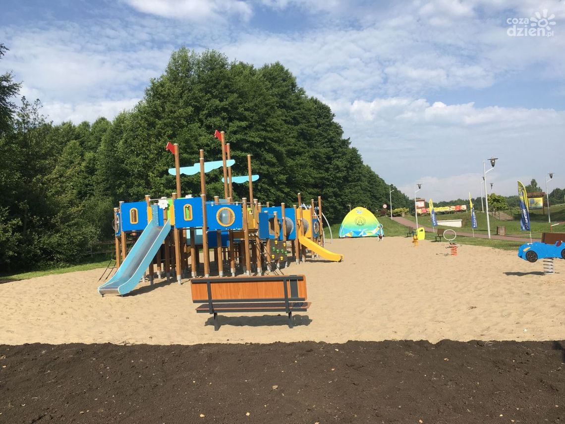 Nowy, kolorowy i bezpieczny plac zabaw na Gutwinie Nowy, kolorowy i bezpieczny plac zabaw na Gutwinie