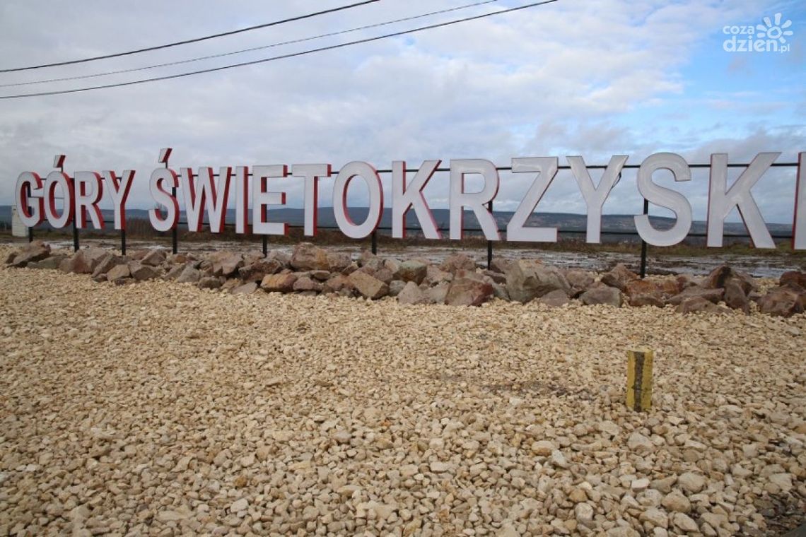 Nowy napis w gminie Górno zachwyca zarówno w dzień jak i w nocy