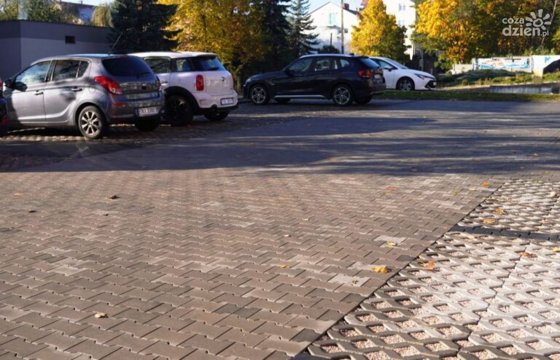 Nowy parking przy ul. Żeromskiego – przykład udanej współpracy miasta z lokalnym przedsiębiorcą