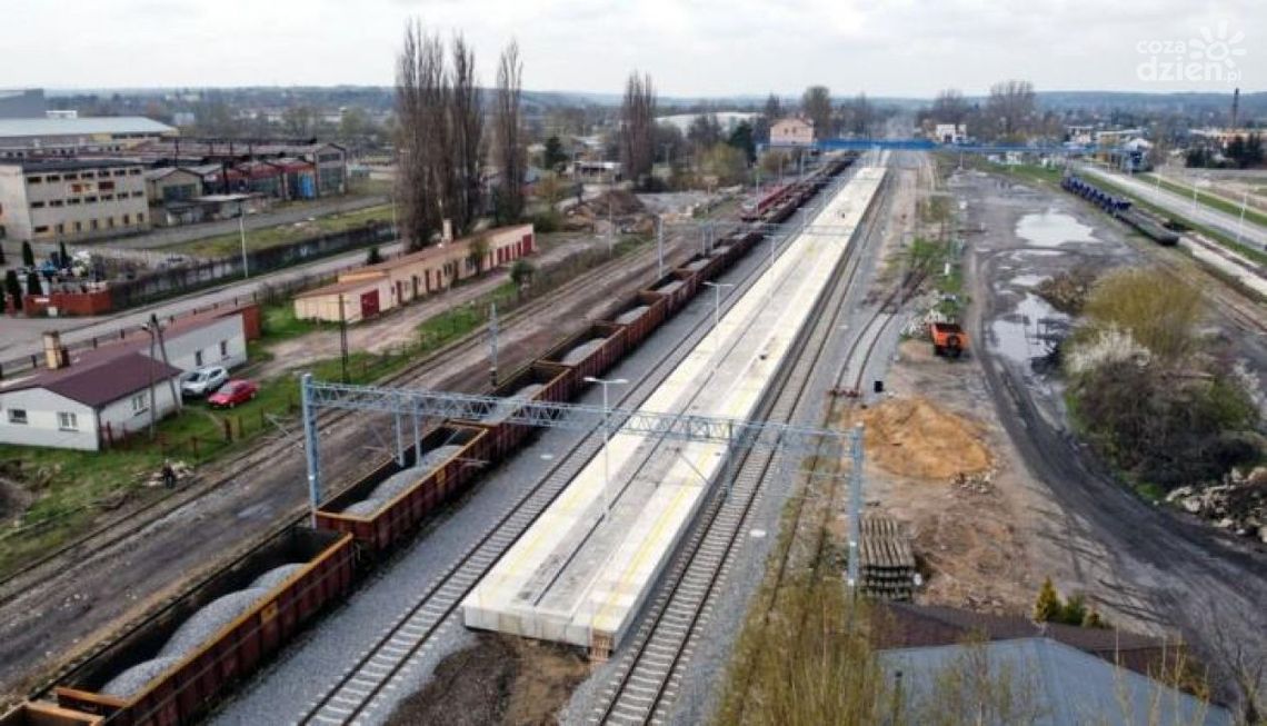 Nowy peron w Ostrowcu. Remont ułatwi podróżowanie Nowy peron w Ostrowcu. Remont ułatwi podróżowanie