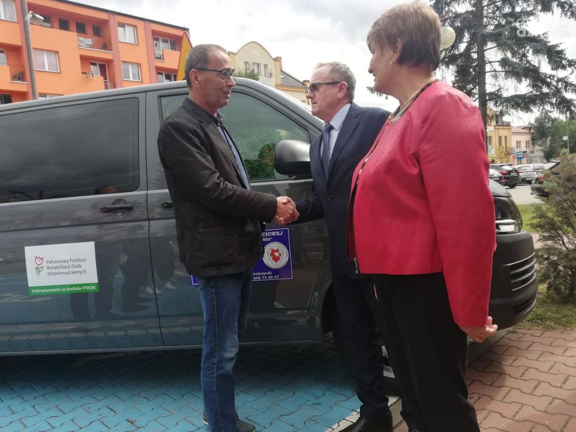 Nowy samochód dla Warsztatów Terapii Zajęciowej "Szansa" Nowy samochód dla Warsztatów Terapii Zajęciowej "Szansa"