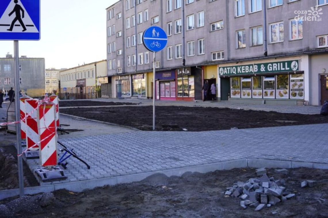 Nowy skwer przy Alei Tysiąclecia w Skarżysku-Kamiennej prawie gotowy Nowy skwer przy Alei Tysiąclecia w Skarżysku-Kamiennej prawie gotowy