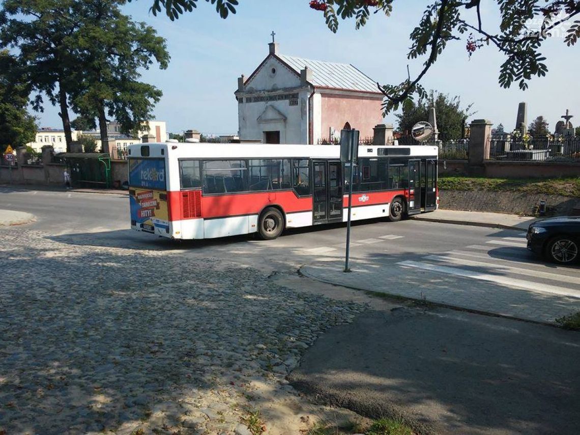 O krok od tragedii - autobus zablokował drogę O krok od tragedii - autobus zablokował drogę