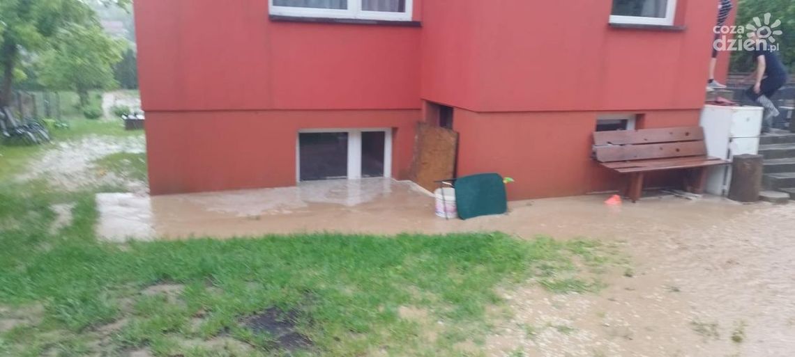 Oberwanie chmury nad Ostrowcem Oberwanie chmury nad Ostrowcem