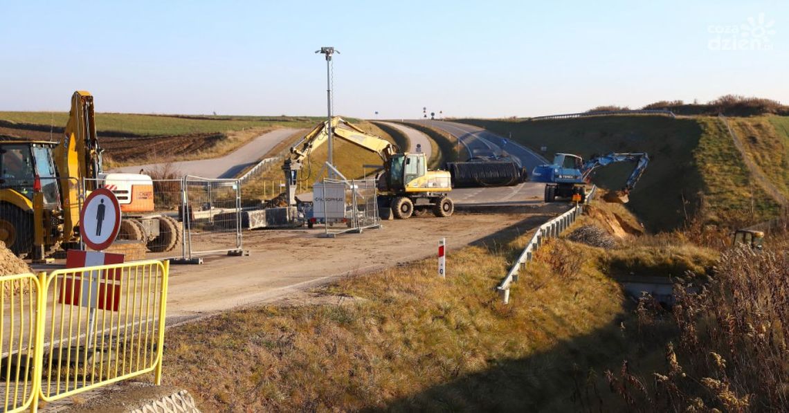 Obwodnica Ćmielowa przejezdna, ale ruch tylko wahadłowy 