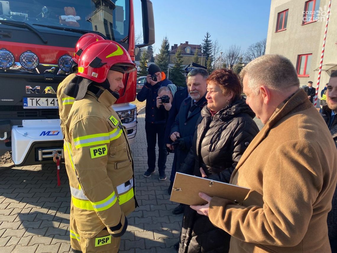 Od ostrowieckich strażaków dla ochotników z Bałtowa Od ostrowieckich strażaków dla ochotników z Bałtowa