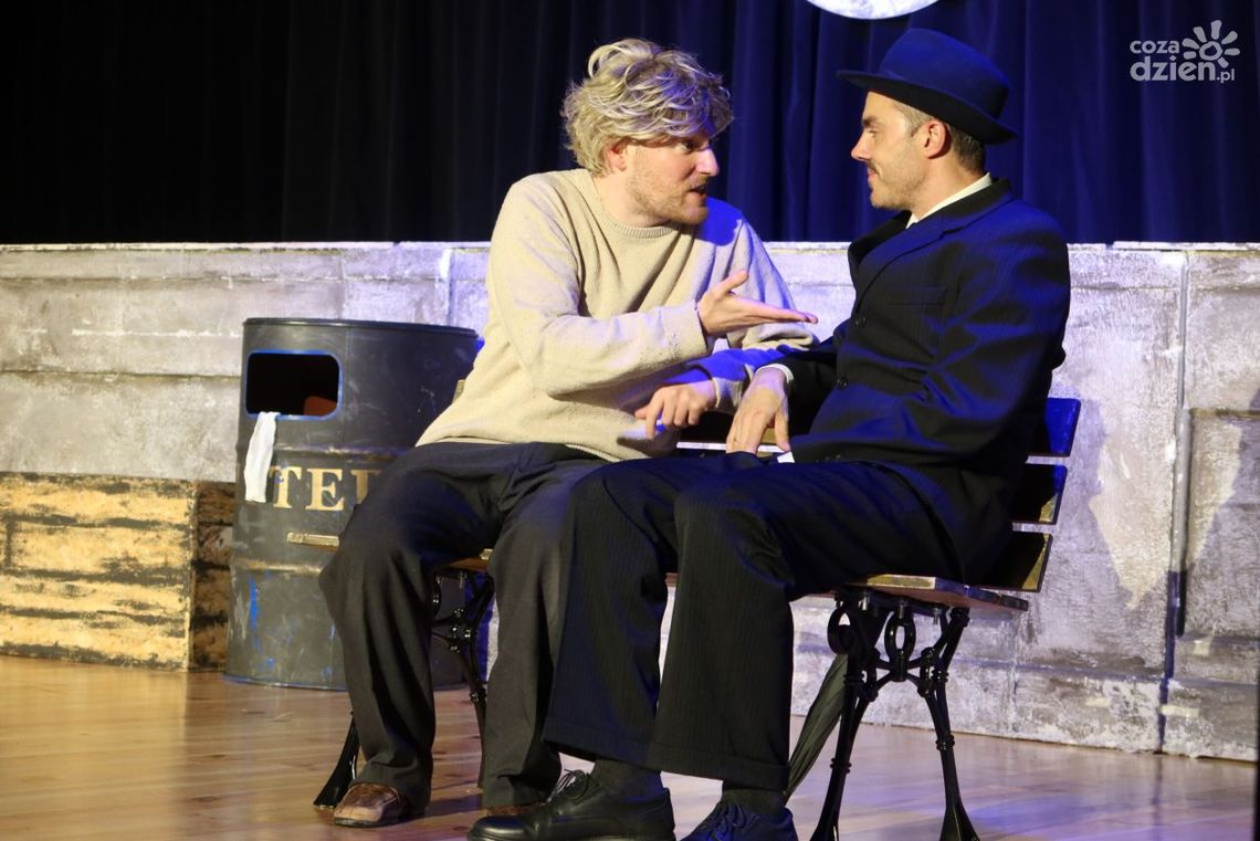 "Oddam żonę w dobre ręce" – komediowy spektakl podbił kino "Piksel" w Piekoszowie "Oddam żonę w dobre ręce" – komediowy spektakl podbił kino "Piksel" w Piekoszowie