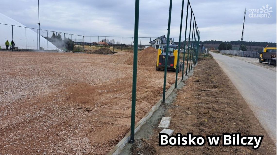 Odnawiają boiska w Bilczy i Morawicy Odnawiają boiska w Bilczy i Morawicy