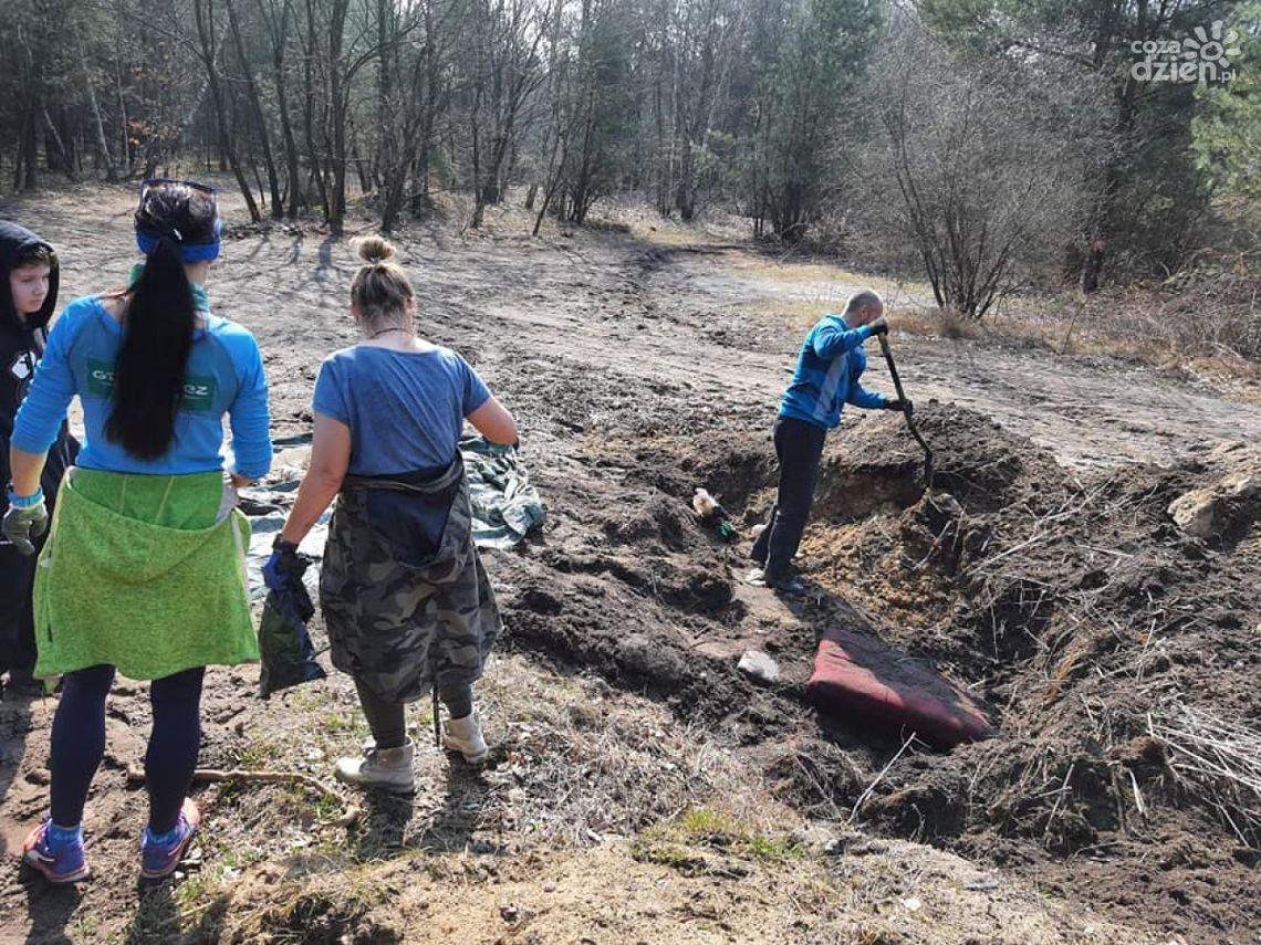 OdśmiećMY las razem- akcja ostrowieckich aktywistów OdśmiećMY las razem- akcja ostrowieckich aktywistów