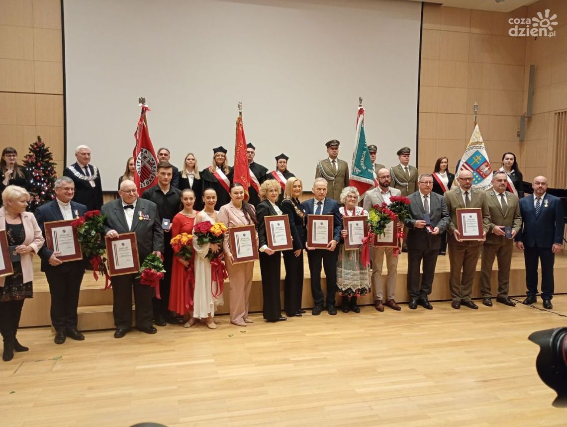 Odznaki Honorowe Województwa Świętokrzyskiego 2025 wręczone podczas sesji Sejmiku Odznaki Honorowe Województwa Świętokrzyskiego 2025 wręczone podczas sesji Sejmiku
