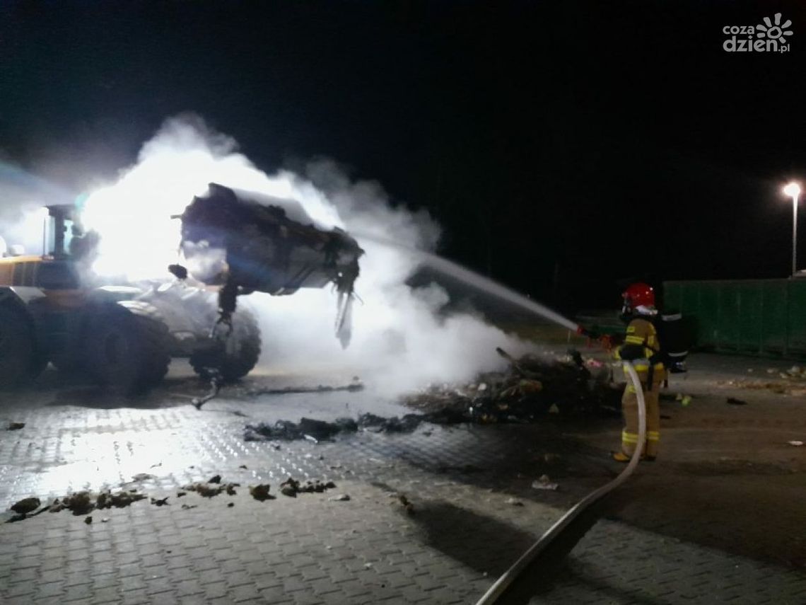 Ogień na składowisku odpadów. Paliły się gabaryty. Ogień na składowisku odpadów. Paliły się gabaryty.