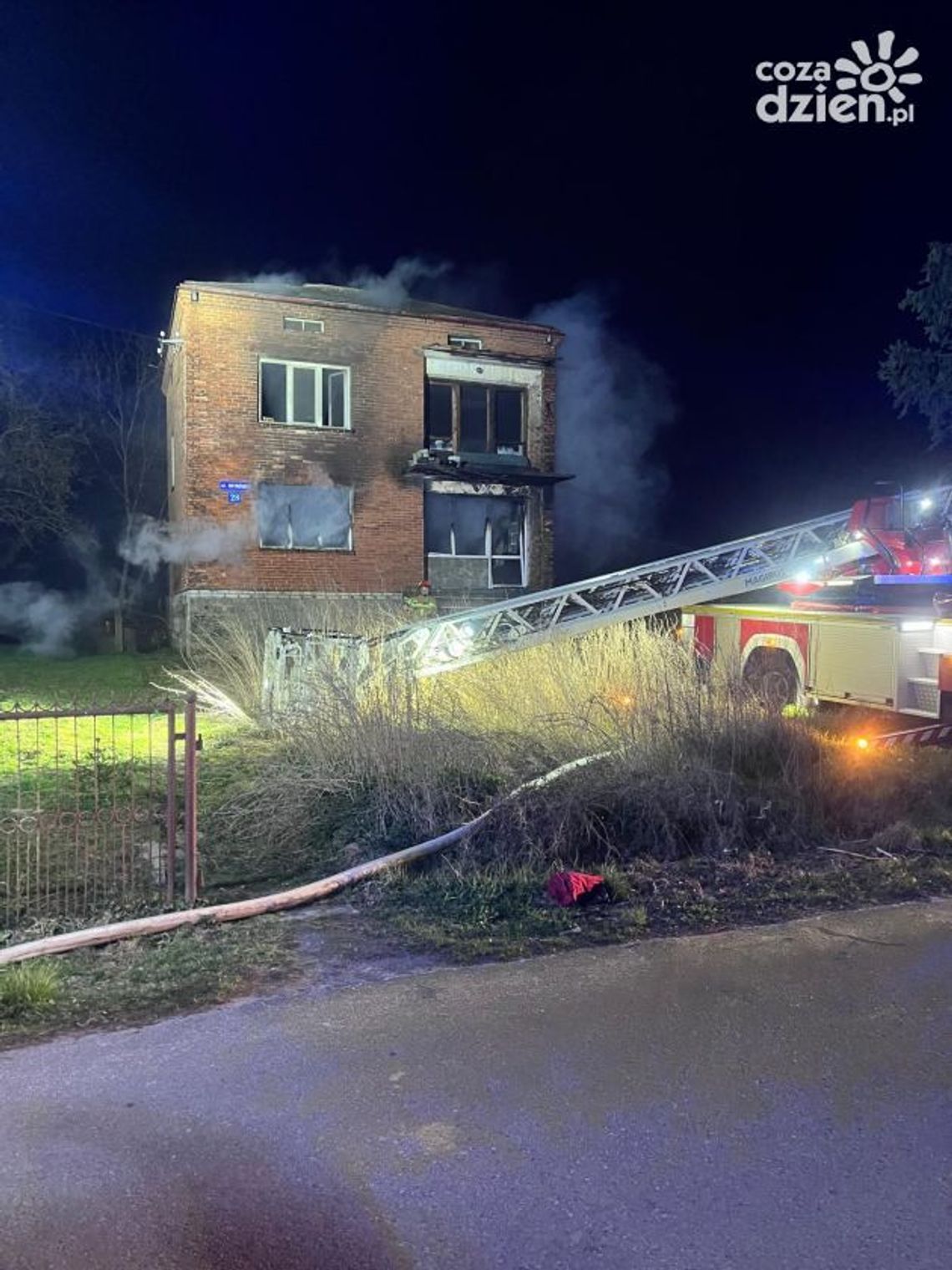 Ogień zmusił ich do ucieczki na dach. Tragiczne odkrycie strażaków