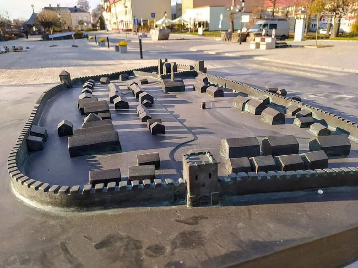 Opatowski Plac Obrońców Pokoju z nowymi elementami małej architektury Opatowski Plac Obrońców Pokoju z nowymi elementami małej architektury