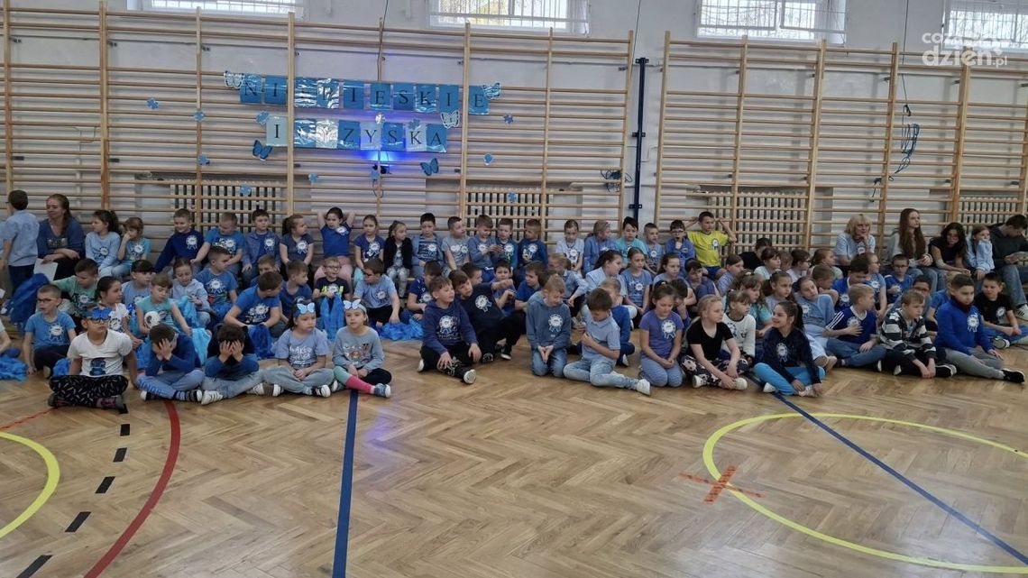 Osiemnastka na niebiesko - czyli sportowe Niebieskie Igrzyska w kieleckiej podstawówce Osiemnastka na niebiesko - czyli sportowe Niebieskie Igrzyska w kieleckiej podstawówce