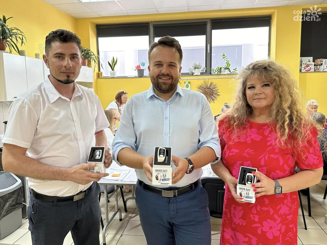 Ostatni dzień naboru do programu "Opieka na odległość" - bezpłatne opaski bezpieczeństwa dla seniorów Ostatni dzień naboru do programu "Opieka na odległość" - bezpłatne opaski bezpieczeństwa dla seniorów