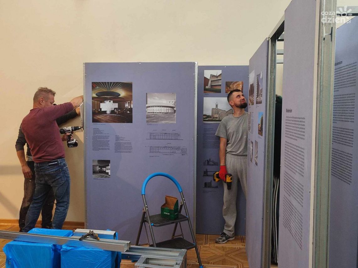 Ostatnie przygotowania do wystawy o powojennej architekturze Kielecczyzny Ostatnie przygotowania do wystawy o powojennej architekturze Kielecczyzny