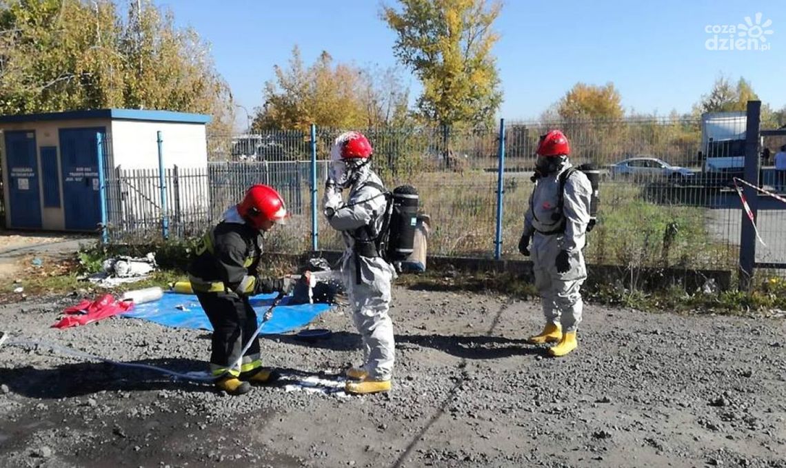 OSTROWIEC - odkopali butelki z groźną substancją OSTROWIEC - odkopali butelki z groźną substancją
