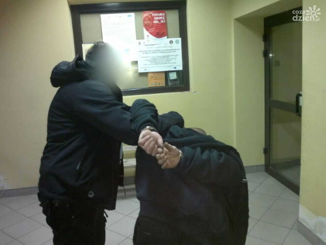 Ostrowiec Świętokrzyski. Ukradł konserwy, słodycze i kawę