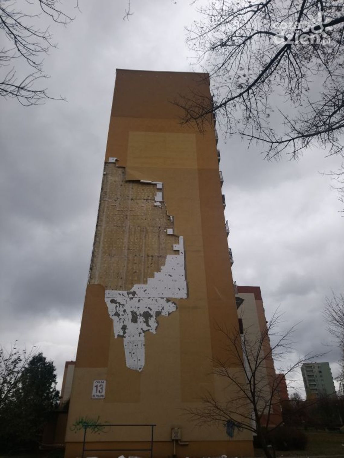 Ostrowiec. Wiatr zerwał elewację z bloku! (zdjęcia)