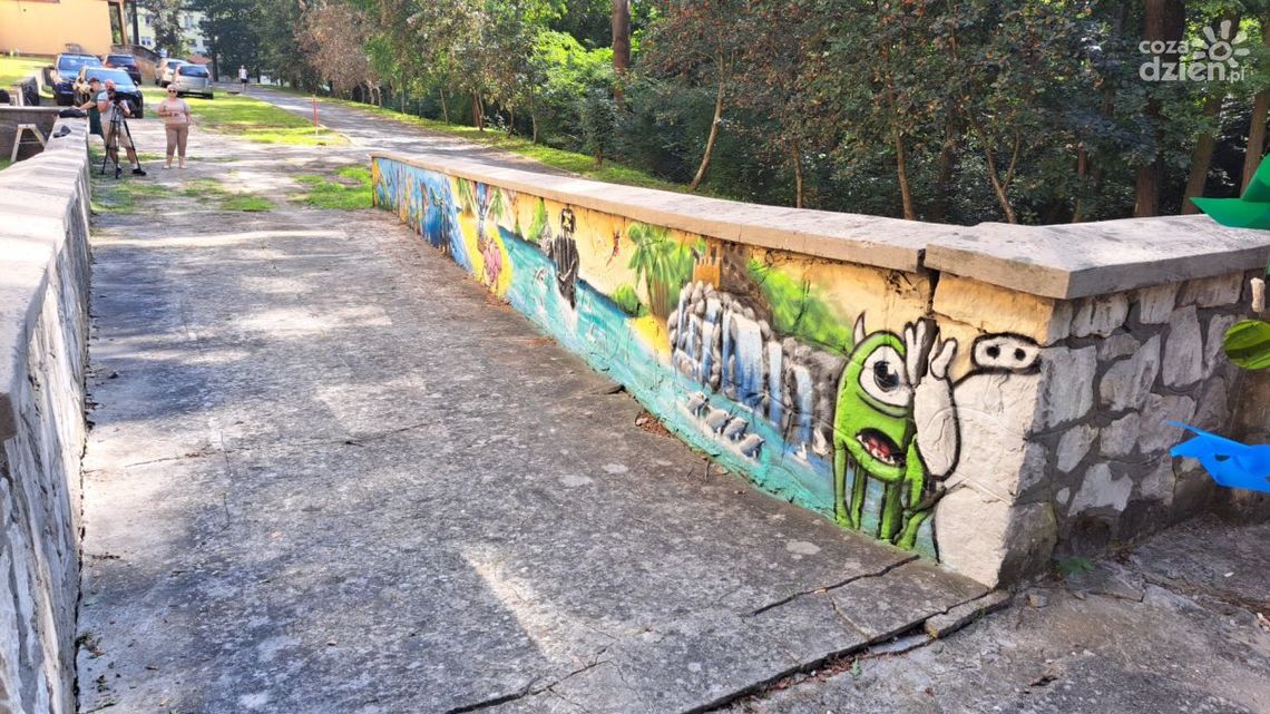 Ostrowieccy graficiarze i wolontariusze sprawili chorym dzieciom kolorową niespodziankę Ostrowieccy graficiarze i wolontariusze sprawili chorym dzieciom kolorową niespodziankę