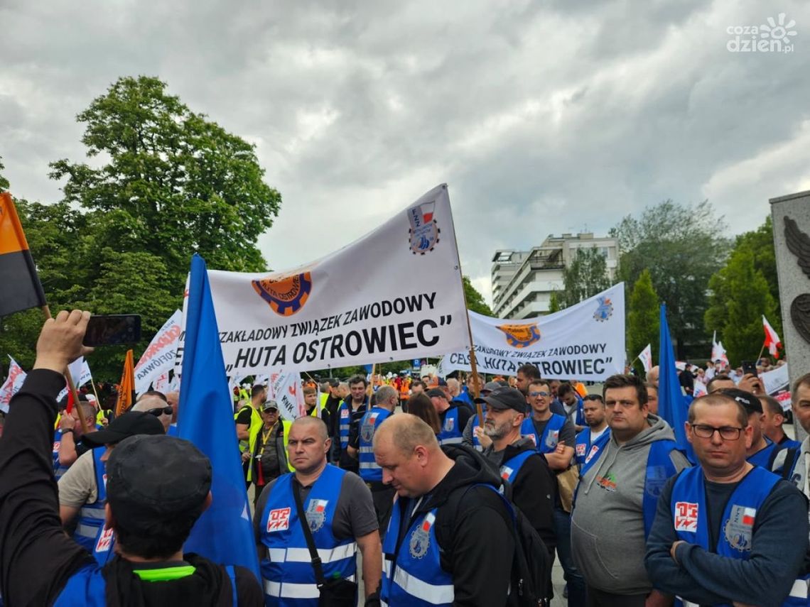 Ostrowieccy hutnicy manifestują w obronie swoich miejsc pracy Ostrowieccy hutnicy manifestują w obronie swoich miejsc pracy